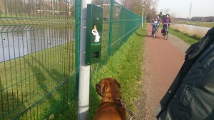 Hondenpoepzakjeshouder pad langs de ijsbaan
