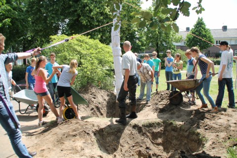 Plaatsen poort speeltuin Praebsterkamp 11 juni 2014